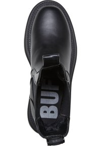 Juodas odinis kulkšninis botas su apvaliu pirštu, elastinėmis šoninėmis juostelėmis ir kilpike ant kulno. Pado viduje matomas logotipas.