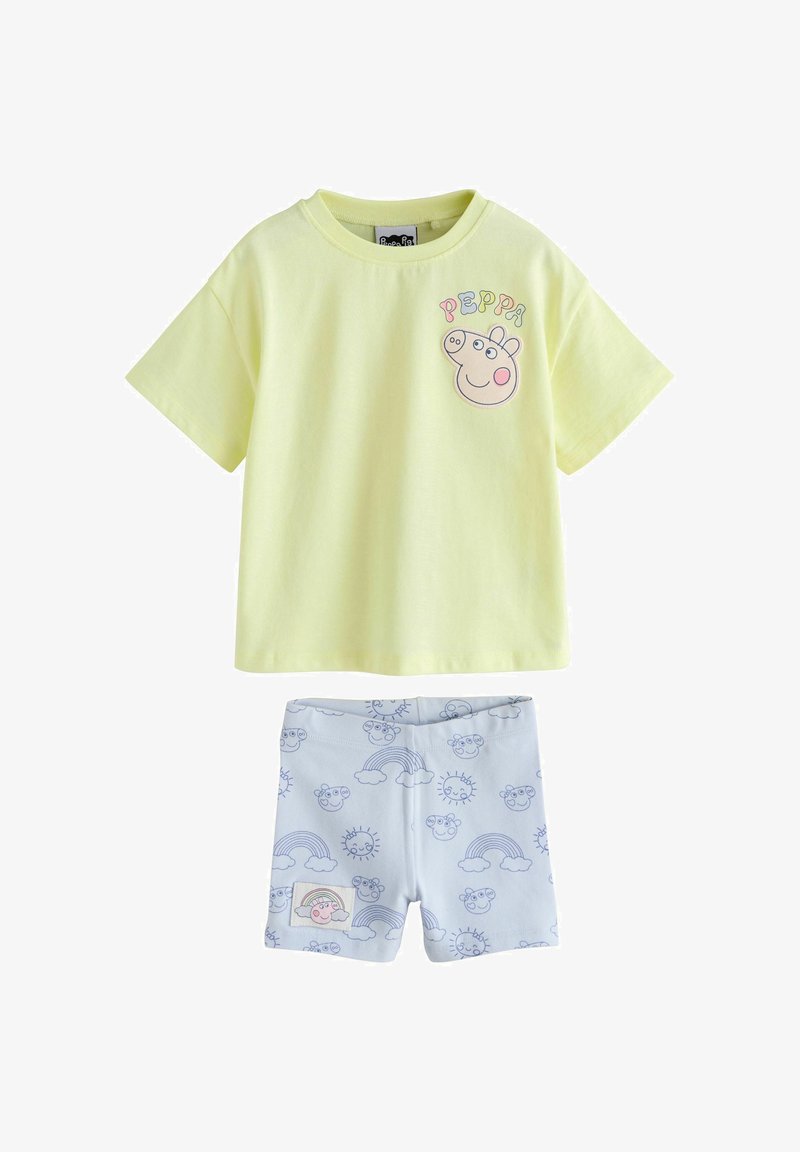 Chemise jaune à manches courtes avec le visage et le nom de Peppa Pig, associée à un short bleu clair orné d'arcs-en-ciel, de soleils, de nuages et de visages de Peppa Pig.
