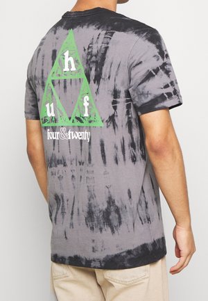 Harmaa tie-dye -t-paita, jossa vihreä kolmion muotoinen grafiikka, teksti "h u f" ja alla "four&twenty". Lyhyet hihat, klassinen istuvuus, puuvillamateriaali.