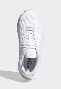 Biela atletická obuv s textilným zvrškom, okrúhlou špicou a štruktúrovanou podrážkou. Obsahuje šnúrky a tri pruhy na bokoch. Logo na jazyku.