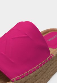 Φωτεινή ροζ πλατφόρμα εσπαντρίγια με πλεκτή βάση από γιούτα και ραμμένη λεπτομέρεια στο επάνω μέρος.