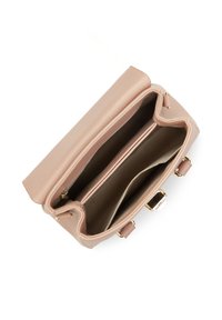 Sac à main en cuir beige ouvert pour montrer deux compartiments principaux, une poche zippée au centre et une quincaillerie en ton or sur un fond blanc.