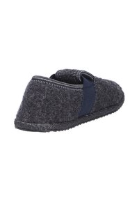 Dunkelgraue Hausschuhe aus Filzmaterial mit einem gepolsterten Obermaterial, einem navyblauen elastischen Riemen und einer strukturierten schwarzen Gummisohle für einen sicheren Halt.