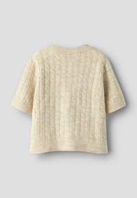 Sweter z krótkim rękawem, pleciony w warkocze, w kolorze off-white, z okrągłym ribbowanym dekoltem i teksturowanym wzorem na całej powierzchni. Luźny krój.
