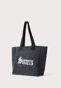 Czarna torba na ramię z filcu z dwoma wytrzymałymi uchwytami, z białym napisem "Sinners" w gotyckim stylu. Prostokątny kształt z teksturowanym wykończeniem.