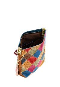 Borsa a tracolla patchwork colorata realizzata in pelle testurizzata, con una zip dorata, tracolla a catena e interno foderato in marrone con tasche.