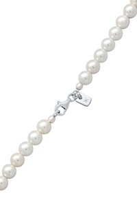 Perlekæde med runde hvide perler, med en sølvfarvet lobstermekanisme og et lille mærke. Glat tekstur og ensartet form.