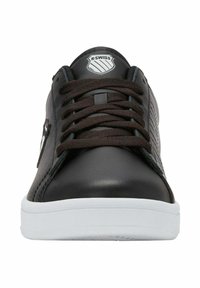 Černé tenisky s hladkým koženým povrchem, texturovanými akcenty na bocích, plochými tkaničkami a bílou gumovou podrážkou. Logo K-Swiss na jazyku.