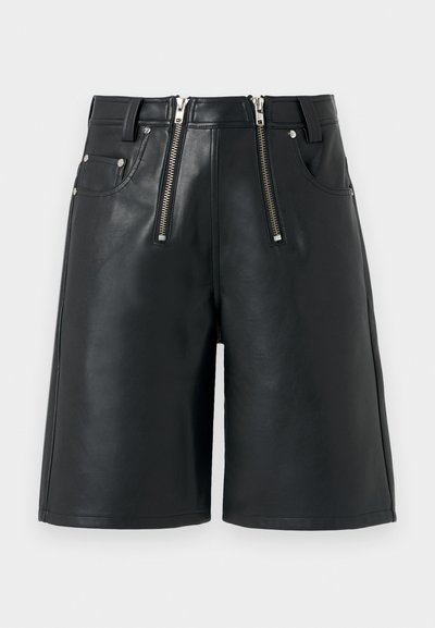 Schwarze Ledershorts mit glatter Textur, die über doppelte metallische Reißverschlussdetails an der Taille, vier Taschen und eine taillierte Passform verfügen.