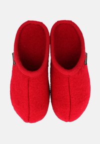 Pantofole in feltro rosso con una texture morbida, design arrotondato e bordi intrecciati. Presentano un'etichetta sul lato e sono aperte sul retro.