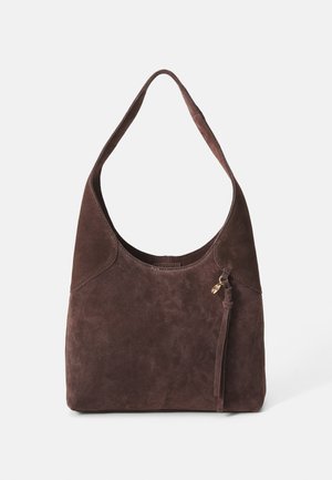 Sac à épaule en daim marron avec une silhouette arrondie, une seule sangle et un détail de frange décoratif. Texture lisse avec un éclat subtil.