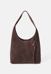 Braune Wildleder-Schultertasche mit einer geschwungenen Silhouette, einem einzelnen Trageriemen und einem dekorativen Quastendetail. Glatte Textur mit subtiler Glanz.