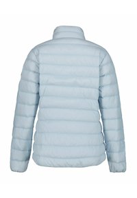 Giacca a vento blu chiaro con colletto alto, caratterizzata da imbottitura orizzontale e polsini elasticizzati. Tessuto liscio e design aerodinamico.