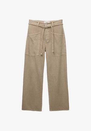 Pantaloni beige a gamba larga realizzati in un tessuto resistente, con ampi tasconi frontali, una cintura intrecciata e dettagli di cucitura sottili.