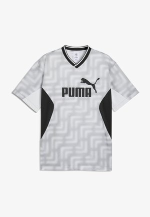 Fehér és szürke mintás Puma sportpóló fekete oldalsó panelekkel, V-nyakú gallérral és a mellkas közepén elhelyezett Puma logóval.