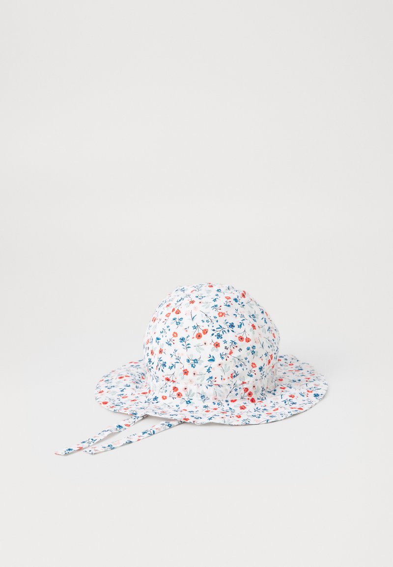 Cvečni klobuk s belo podlago, okrašen s rdečimi in modrimi cvetličnimi motivi. Širok rob in vrvice za varno prileganje. Mehka, lahka tkanina.