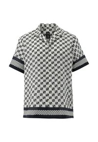 Camicia a maniche corte realizzata in tessuto con un motivo geometrico bianco e nero, con bordi a contrasto blu navy su maniche e orlo.