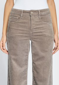 Gang WIDE FIT WIDE - Stoffhose - light taupe