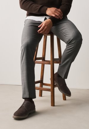 Next, Elegantné šnurovačky - brown