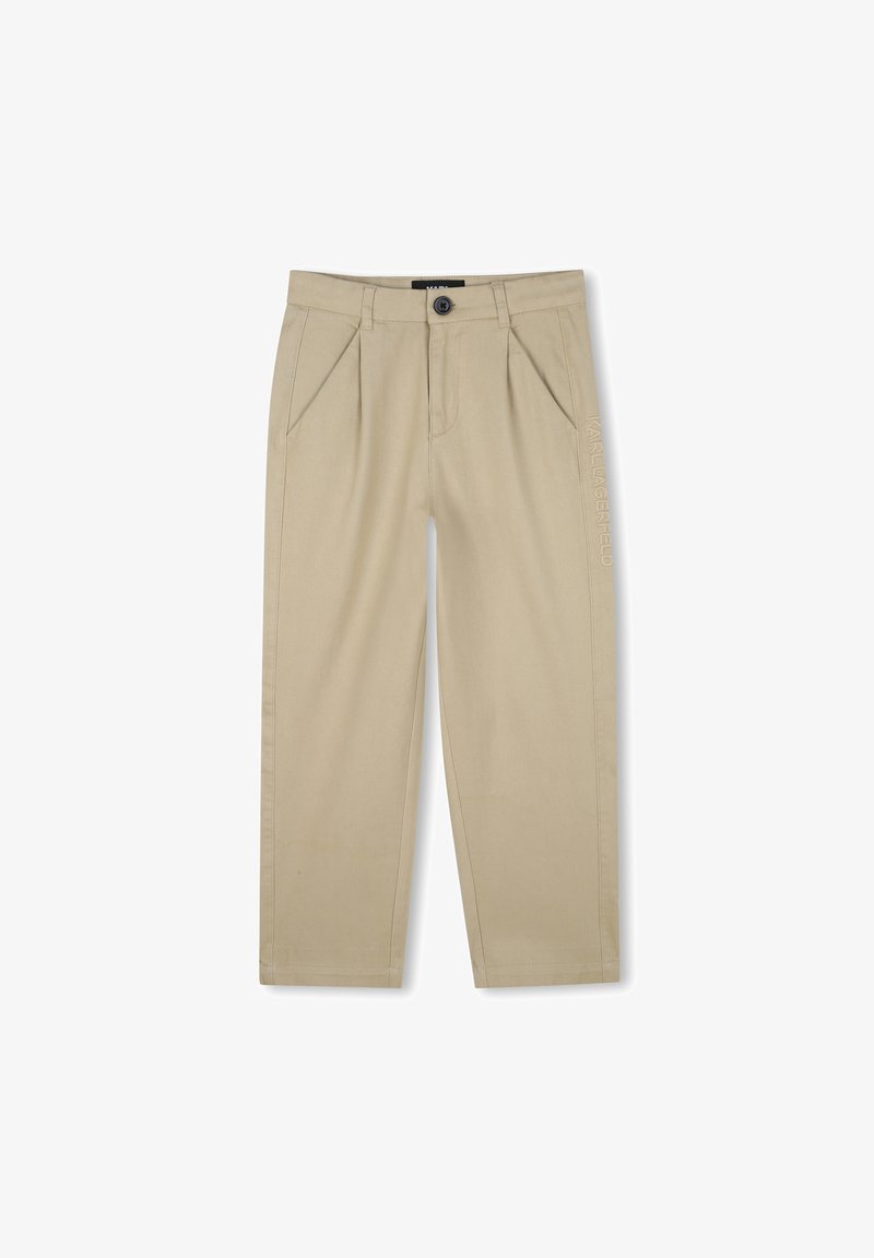 Pantalons beiges en coton, dotés de deux plis à l'avant, d'une fermeture boutonnée et d'un logo subtilement embossé sur le côté. Conception à jambes droites.