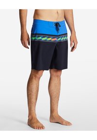 Niebieskie i czarne kąpielówki z regulowanym paskiem w talii. Posiadają kolorowe wzory fal na środku. Wykonane z lekkiego materiału.