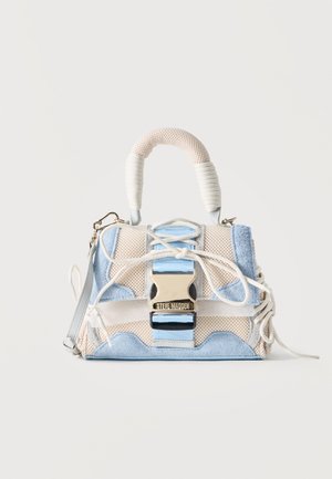 Kleine strukturierte Handtasche mit blauen Wildleder- und beigen Mesh-Einsätzen, kurzem Griff, der mit strukturiertem Material umwickelt ist, vorderer Schnallenverschluss und weißen Kordelzug-Akzenten.