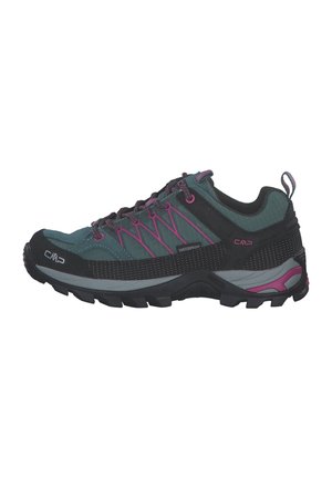 Chaussure de randonnée vert foncé et noir avec des accents roses, semelle robuste, étiquette imperméable et design à lacets.