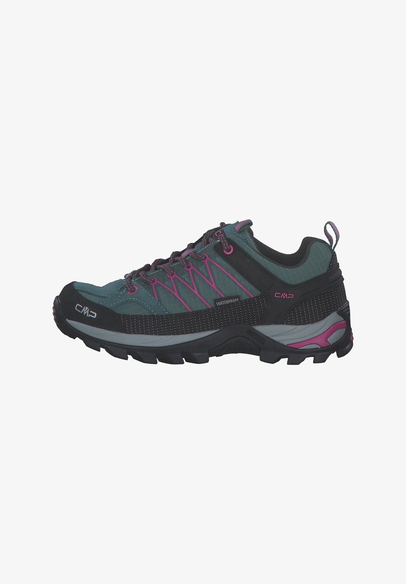 Chaussure de randonnée vert foncé et noir avec des accents roses, semelle robuste, étiquette imperméable et design à lacets.