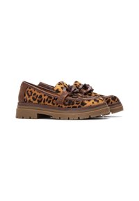 Zapatos con estampado de leopardo y un acabado en cuero marrón con un lazo. Cuentan con una suela de goma gruesa y texturizada y un diseño de punta redonda.