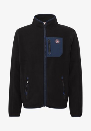 Sort fleecejakke med en marineblå brystlomme, to sidelommer med lynlås og kontrastende blå detaljer på lynlåse og kant.