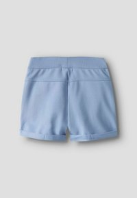 Pantalones cortos de color azul claro, hechos de un tejido suave. Cuentan con una cintura acanalada y un dobladillo doblado en la parte inferior. Dos bolsillos traseros con detalles de costura.