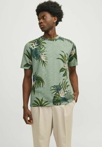 Jack & Jones PREMIUM ALL OVER RUNDHALS - T-shirt med print - green