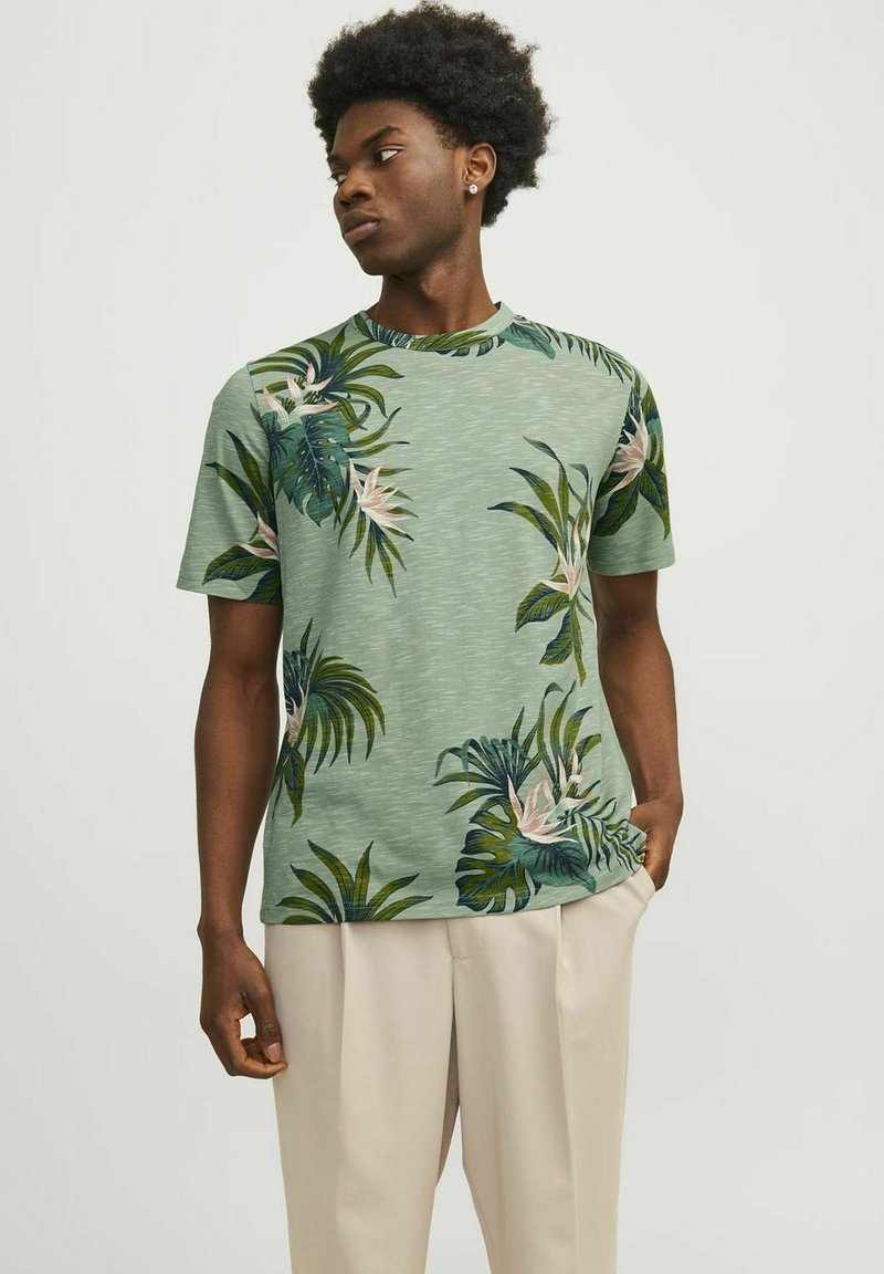 Jack & Jones PREMIUM ALL OVER RUNDHALS - T-shirt med print - green