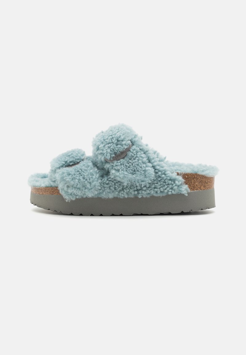 Sandal con slide blu fuzzy, con tomaia strutturata, soletta in sughero e suola in gomma grigia. Presenta accenti morbidi sulle cinghie.