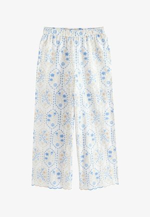 Bílé kalhoty s širokými nohavicemi s modrou a béžovou květinovou výšivkou, vroubkovaným lemem a elastickým pasem.