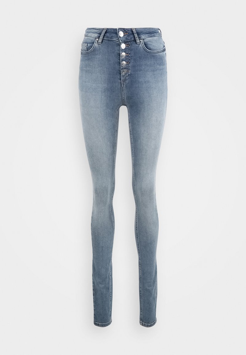 Jeans skinny de cintura alta em denim azul claro, com fecho frontal de cinco botões, passadores de cinto e bolsos laterais clássicos.