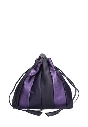 Paarse leren trekkoordtas met metalen en matte secties, voorzien van een geplooide uitstraling en kwastjesaccenten. Gladde textuur door het hele ontwerp.