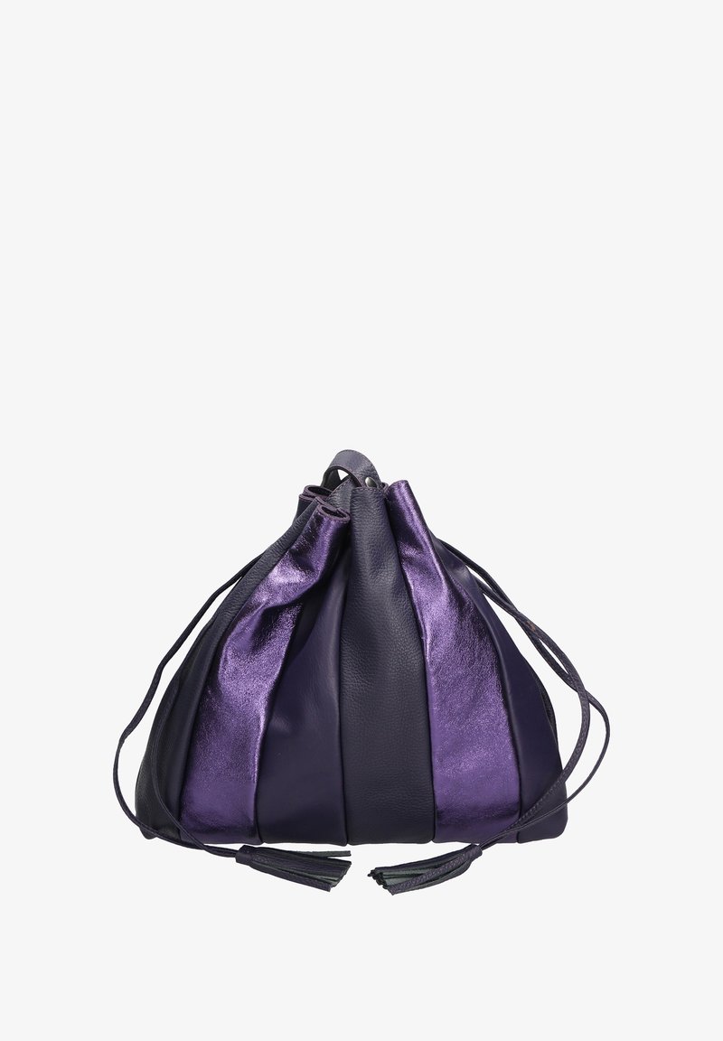 Sac à cordon en cuir violet avec des sections métalliques et mates, présentant un design plissé et des accents en frange. Texture lisse sur l'ensemble.