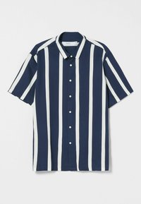 Camicia a maniche corte di colore blu navy con righe bianche verticali. Presenta un colletto, chiusura con bottoni e una vestibilità rilassata. Tessuto con texture liscia.