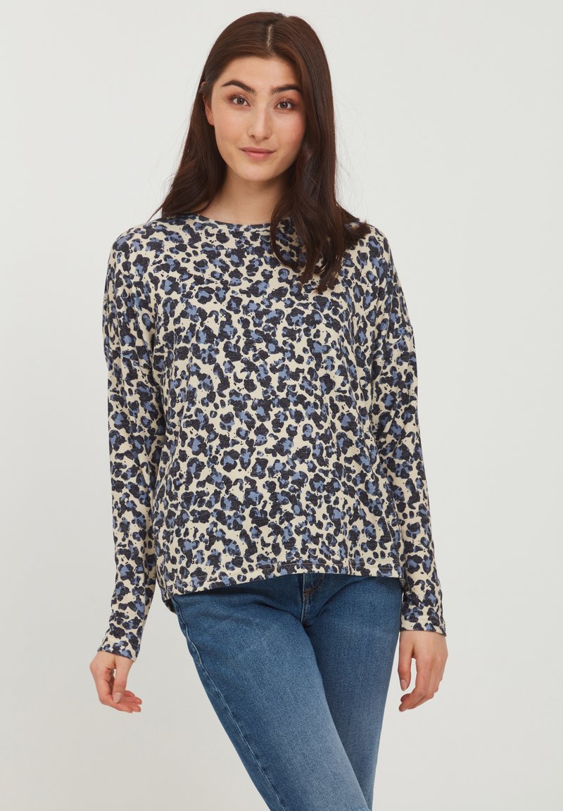 Langärmliges Oberteil in Creme mit einem blauen und schwarzen Leopardenmuster, mit einem lockeren Schnitt und rundem Ausschnitt. Weicher, dehnbarer Stoff.