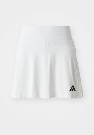 Hvid atletisk nederdel med en blød tekstur, udvidet design og sort Adidas-logoaccent nederst til venstre. Glat, elastisk taljebånd.