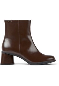 Bottine en cuir marron avec talon bloc, bout arrondi et semelle noire, avec une petite étiquette logo Camper près de l'ouverture.