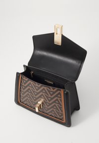 Borsa a spalla in pelle nera con una parte anteriore a motivo geometrico marrone, hardware dorato e chiusura a scatto. Interno aperto con un solo compartimento.