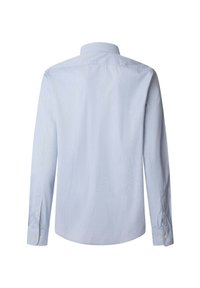 Camisa de manga larga de color azul claro con cuello tipo solapa, puños abotonados y una tela texturizada. La parte trasera presenta un diseño liso y limpio.