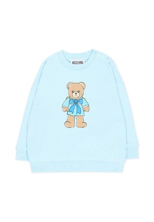 Lichtblauwe babytrui met lange mouwen met een teddybeer in een blauwe outfit gedrukt op de voorkant en een Moschino-merklabel op de kraag.