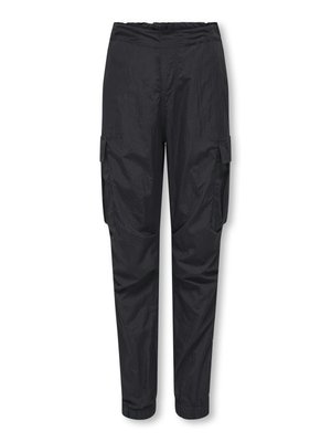 Pantalon cargo noir en tissu léger. Il possède une ceinture élastique, des poches latérales et une coupe ample avec un design de jambe fuselée.