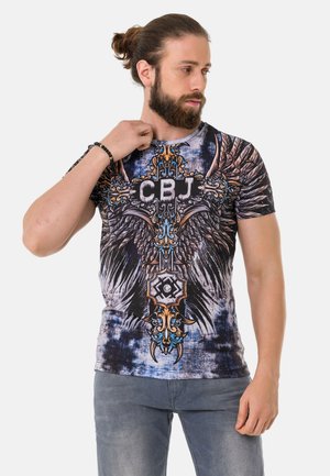 Grafisches T-Shirt mit einem blauen und schwarzen strukturierten Hintergrund, verziert mit filigranen Flügel- und Emblemdesigns in Gold-, Weiß- und Blautönen.