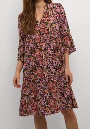 Robe fleurie avec un décolleté en V, des manches trois-quarts évasées et une coupe ample. Présente un motif floral multicolore sur fond sombre.