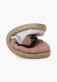 Růžová nubuková obuv na slip-on s bílou textilní podšívkou, zakřivenou juteovou podrážkou a jemnými výřezy. Kompaktní a flexibilní.