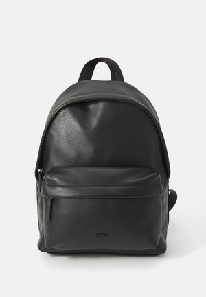 Mochila de piel negra con un bolsillo con cremallera en la parte frontal, asa superior y el logo de marca "HUGO" en el bolsillo frontal, sobre fondo blanco.